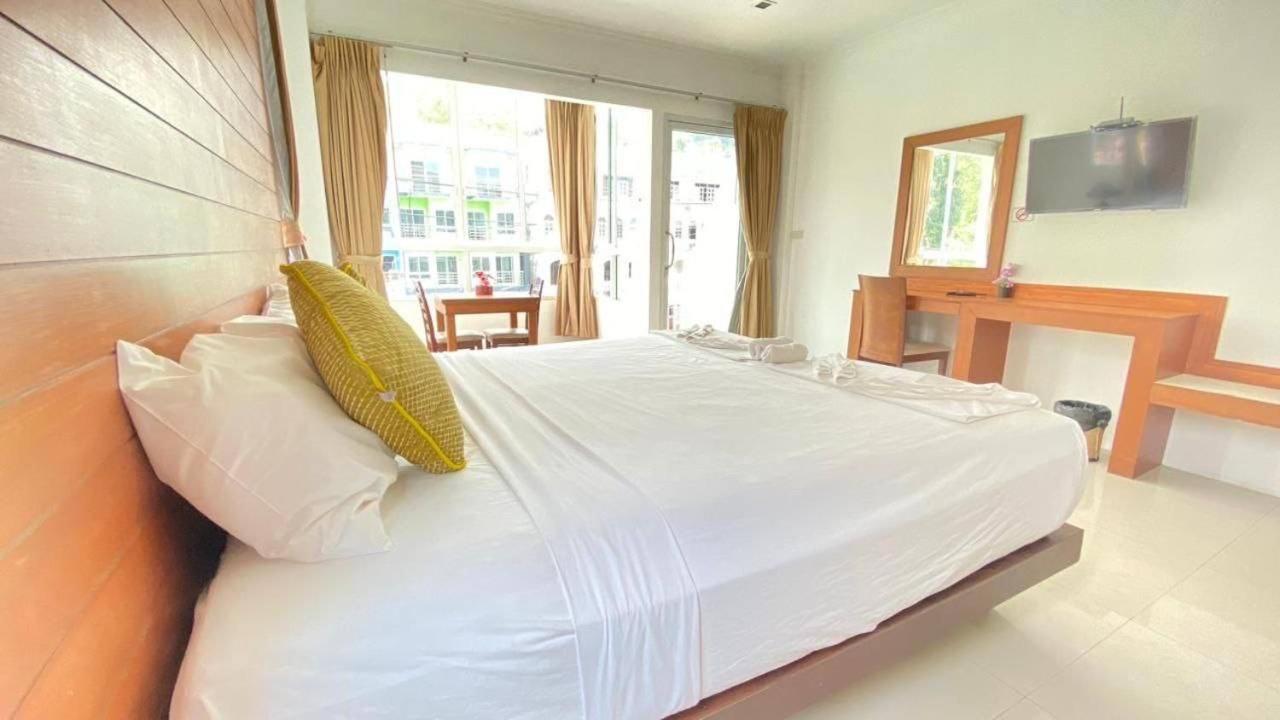 Sukcheewa Residence Phuket Patong Rum bild