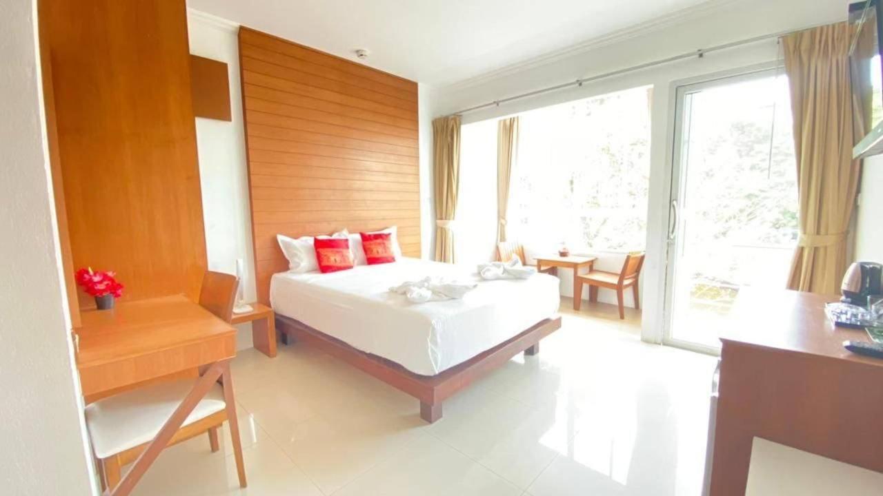Sukcheewa Residence Phuket Patong Rum bild