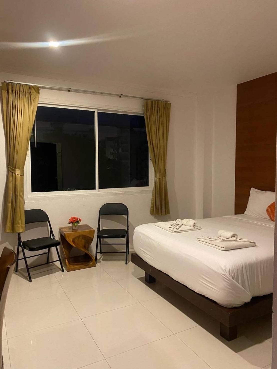 Sukcheewa Residence Phuket Patong Rum bild