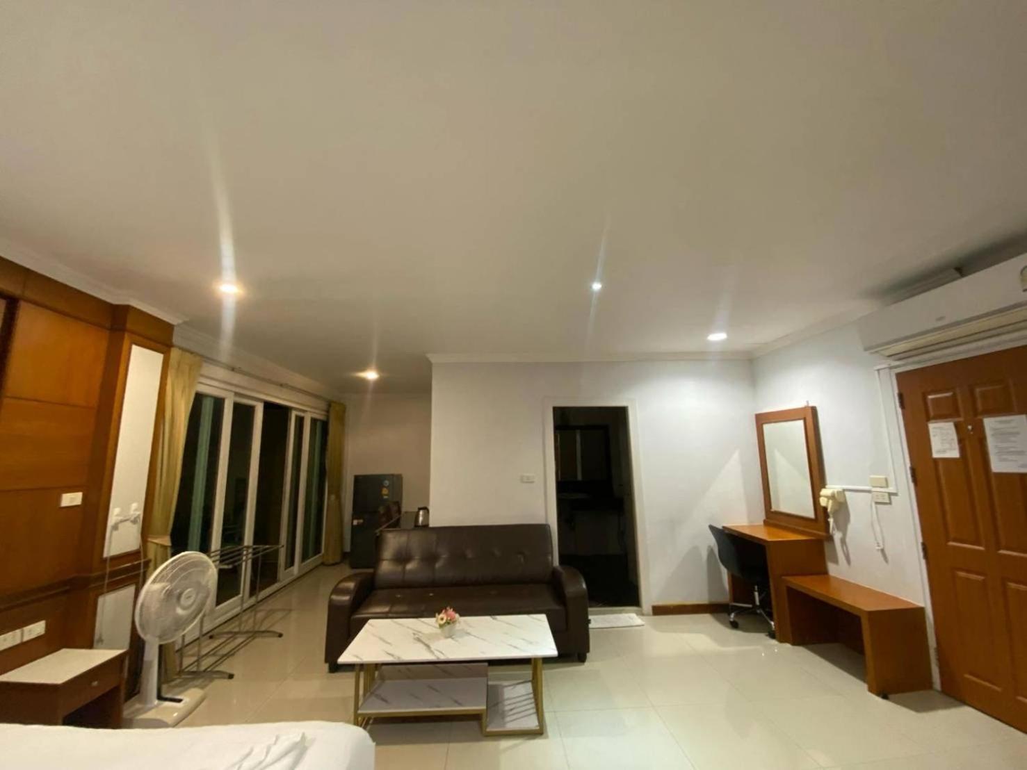 Sukcheewa Residence Phuket Patong Rum bild