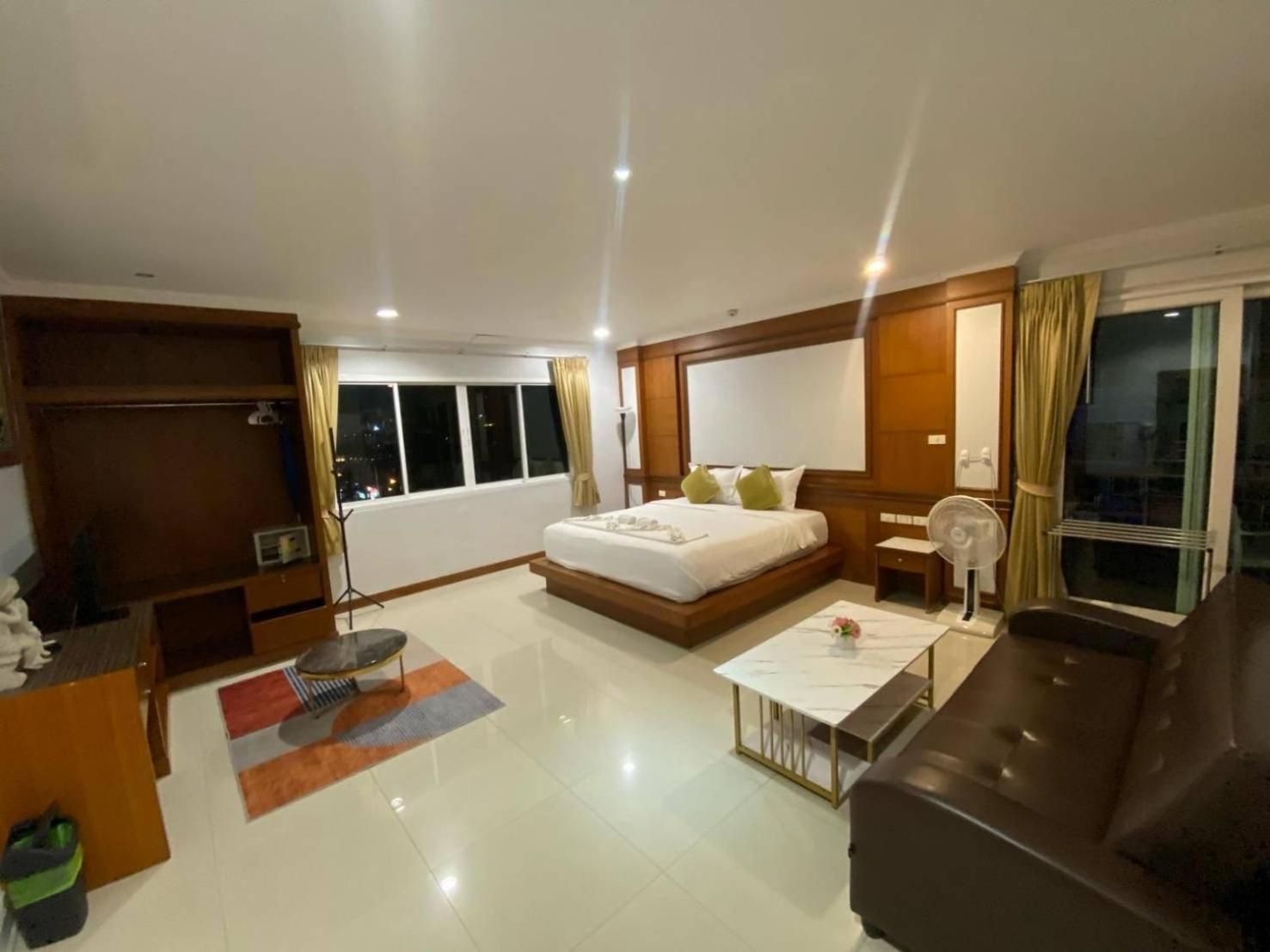Sukcheewa Residence Phuket Patong Rum bild
